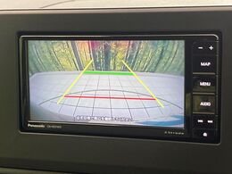 【バックカメラ】駐車時に後方がリアルタイム映像で確認できます。大型商業施設や立体駐車場での駐車時や、夜間のバック時に大活躍！運転スキルに関わらず、今や必須となった装備のひとつです！