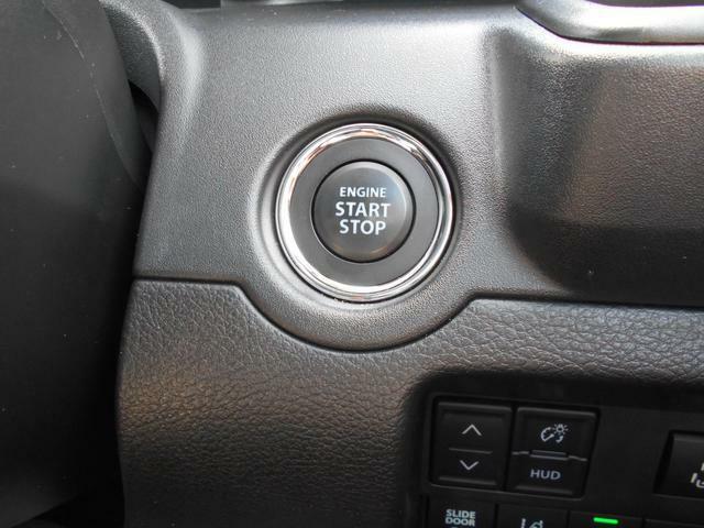 エンジンスタートボタンです。キーが車内にあれば、エンジンの始動・停止はブレーキを踏んでスイッチを押すだけ！