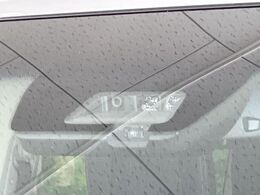 【三菱e-Assist】走行中に前方の車両等を認識し、衝突しそうな時は警報とブレーキで衝突回避と被害軽減をアシスト。より安全にドライブをお楽しみいただけます。