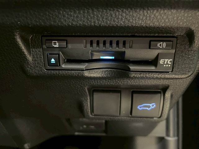 【ETC車載器】を装備しておりますので、ご納車直後からの遠距離ドライブも可能です。土日の利用料金の割引や、朝夕の通行料金を割引料金で高速道路をお楽しみいただけます。
