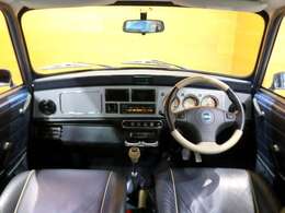 内装は40th専用インパネの『ポリッシュド・アロイ・フェイシアパネル』が装着され、ボディカラー毎に専用カラーのレザーシートが装着され、純正オーディオがCDデッキになっている事も40thの特徴です。