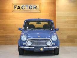 ミニ40thLTDはボディとルーフが同色となり、グリル本数も11本となります。ホイールは8本スポークタイプが装着され、ボンネットのエンブレムも40th専用品になります。