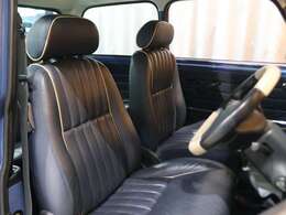 アイランドブルーに組み合わされる内装は、ネイビーのレザーシート