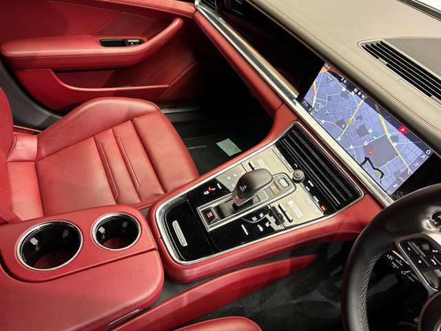 輸入車ディーラー採用のドライブレコーダーも選べます。万が一の事故の際のお守りとしていかがでしょうか？その他様々なオプションをご用意しております。