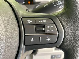 【アダプティブクルーズコントロール】高速道路での長距離走行が楽に！！自動で速度を保つクルーズコントロールが、衝突軽減システムと連携し、前方の車両を感知して車間を保つように速度調節してくれます！！