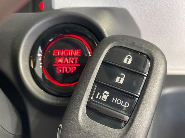 【Hondaスマートキー】カバンやポケットに入れたままでもドアの施錠・解錠が可能なスマートキーを装備。エンジンのオン・オフ時もカギを取り出す必要が無いからとっても便利です♪