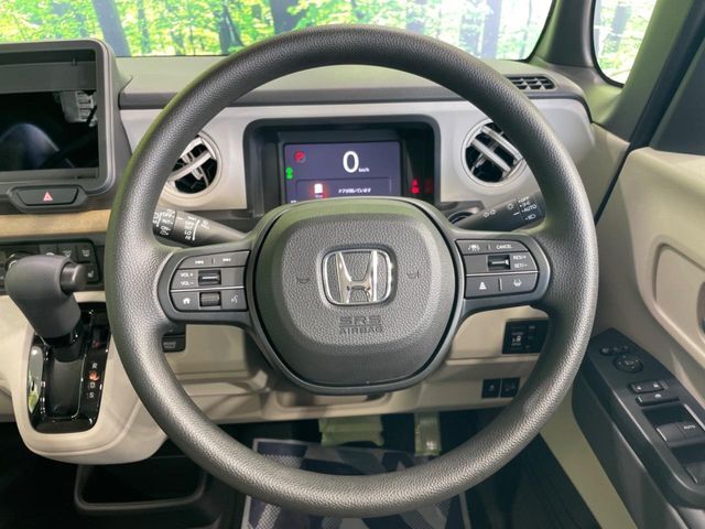 インテリアに合わせたデザインのステアリングは、運転される方のことも考え、運転しやすい形状、大きさです。是非一度、実際に触ってお確かめください。