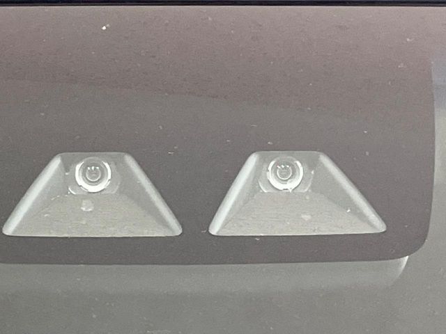 【スマートアシスト】走行中に前方の車両等を認識し、衝突しそうな時は警報とブレーキで衝突回避と被害軽減をアシスト。より安全にドライブをお楽しみいただけます。