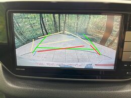 【バックカメラ】駐車時に後方がリアルタイム映像で確認できます。大型商業施設や立体駐車場での駐車時や、夜間のバック時に大活躍！運転スキルに関わらず、今や必須となった装備のひとつです！