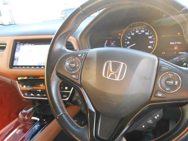 ドライバーの動き、そのすべてを計算し尽くされた運転席。