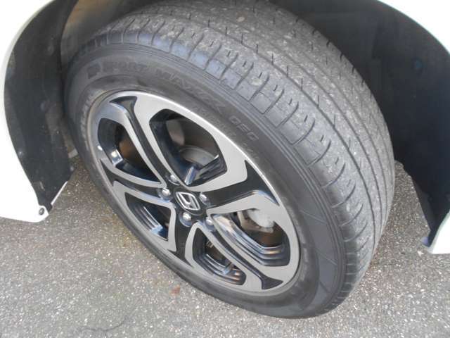 純正17インチアルミ。