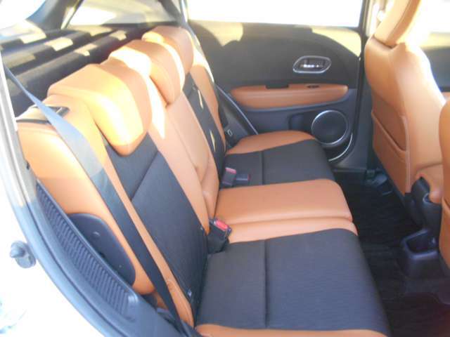 頭上も足まわりもゆったり、広々としたリアシート。