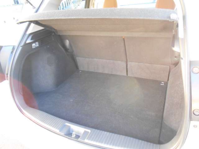 リアシートを倒さなくても、大きくて使いやすい荷室。