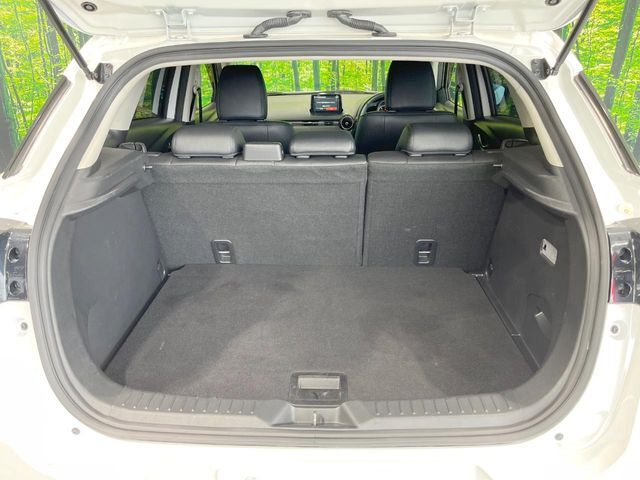 積み下ろしのしやすいデッキにはたっぷりと荷物を積み込んでいただけます。遊びから仕事まで、様々なシーンで頼れます♪