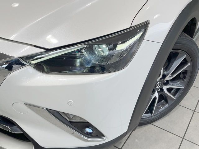 【LEDヘッドライト】悪天候や夜間走行時も良好な視界を確保し安心して運転できる高輝度LEDヘッドライトを装備！点灯速度が早く、消費電力も抑えられています。