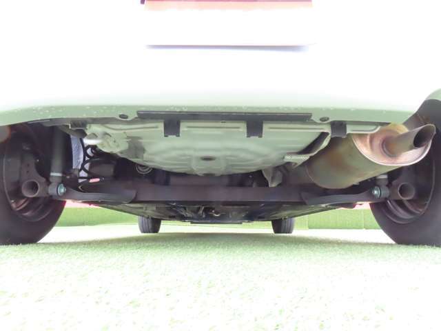 納車前にお車を持ち上げて入念に点検いたします。