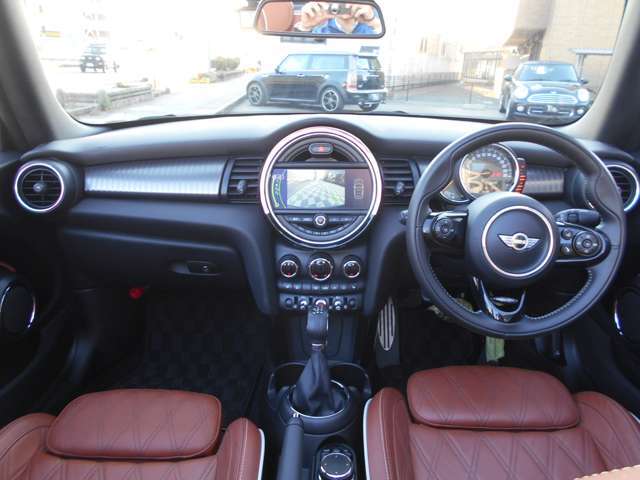 後部座席から見たインテリアです。MINIユアーズPKG装着車ですので、ファイバーアロイパネルや専用デザインステアリングなどの質感がいい仕様となっております。走行距離は19800kmで状態はいいですよ！