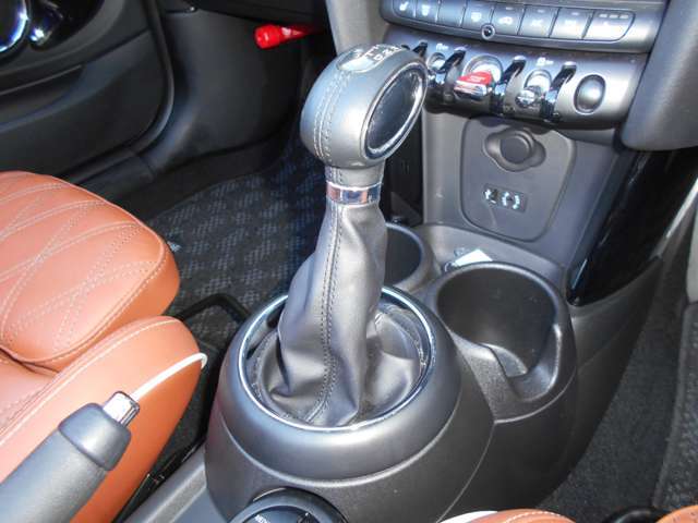 シフトノブ廻りです。車検や整備でお車をお預かりさせて頂く際や、ご納車まで代わりのお車が必要な際には、無料で代車をお貸ししております！（要予約）　お気軽にお問い合わせください♪