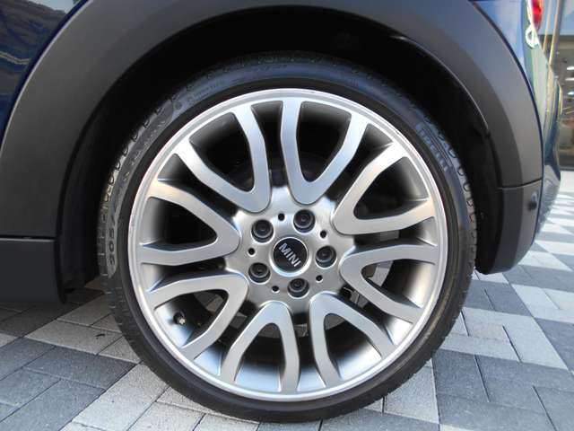 左リアホイールです。弊社では自社積載車輌を持っており、万が一の事故や故障の際にもスピーディーに出動することが可能です。お洒落な自社レンタカーも常駐しておりますよ♪