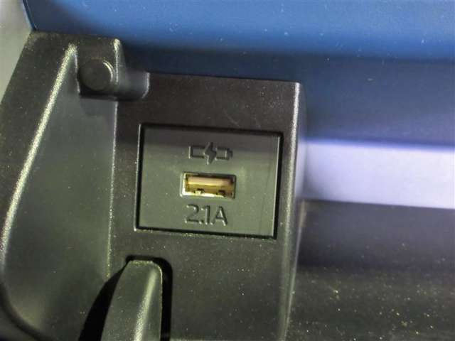 インパネ運転席側このの入れ内に充電用USB端子付き。スマートフォンなどの充電に便利です。