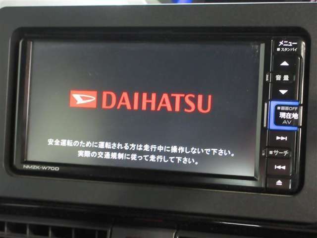 純正ナビを装備。タッチパネル式で使いやすく、お出かけもラクラクです。