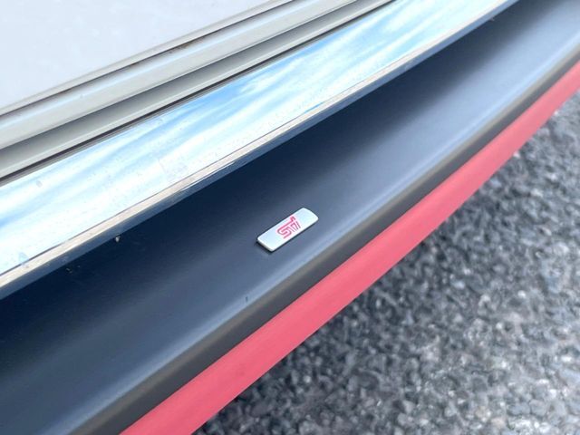 【STIエアロ】人気のSTIエアロを装備！クルマの外観がよりスタイリッシュになり、街中で存在感あふれる1台に♪将来買い替える時にもリセールに影響しやすく、価値ある人気の装備です！