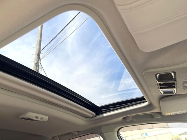 【サンルーフ】開放感たっぷりの希少装備、サンルーフが装着されています！車内に明かりを取り入れたり景色を楽しむ以外にも、車内の空気も簡単に換気できて快適です！