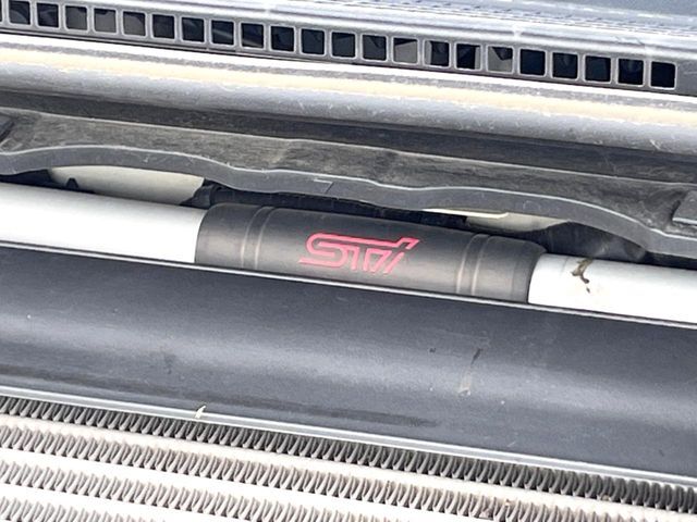 【STIタワーバー】お車の剛性を高めるタワーバーを装備。よりスムーズなコーナリング走行が可能となり、走りも楽しめます。