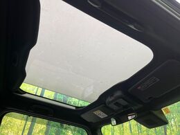 【ガラスルーフ】ガラスルーフ搭載で車内の解放感が一気にアップ！開放的なドライブをお楽しみいただけます。