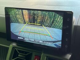 【バックカメラ】駐車時に後方がリアルタイム映像で確認できます。大型商業施設や立体駐車場での駐車時や、夜間のバック時に大活躍！運転スキルに関わらず、今や必須となった装備のひとつです！