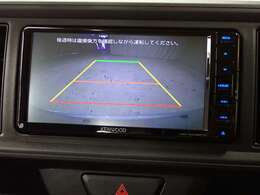 バックモニター★後退時に車両の後ろ側を画面に表示します。車庫入れなどでバックする際に後方確認ができ便利です。車庫入れが苦手な人もこれで安心