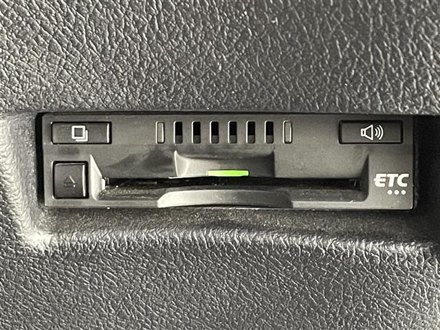 【ETC】有料道路を利用する際に料金所で停止することなく通過できる、ETC車載器（ノンストップ自動料金収受システム機器）が装備されています。セットアップを行うことで利用可能になります。