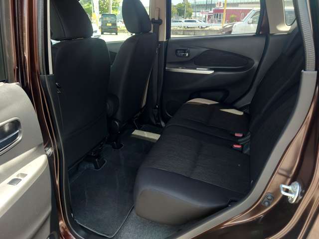 リアシートも足元広々！大人もゆったり座れます。車内は徹底クリーニング済み！