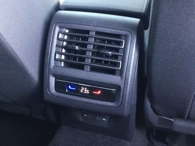 エアコンについては、運転席・助手席・後部座席の3ゾーンで設定温度を変更できる3ゾーンフルオートエアコンディショナーが標準装備されています。