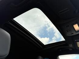 大人気メーカーオプションのムーンルーフ装備☆高級車やSUV車など幅広く好まれるメーカーオプション装備の一つ☆車内に自然光の明るさを取り入れることができ、とても暖かく春先などには重宝します☆