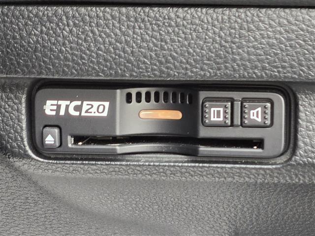 【ETC】有料道路を利用する際に料金所で停止することなく通過できる、ETC車載器（ノンストップ自動料金収受システム機器）が装備されています。セットアップを行うことで利用可能になります。