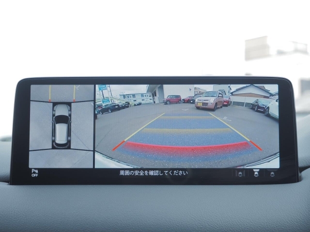 車両の前後左右に備えた計4つのカメラを活用し、車両を上方から俯瞰したようなトップビューのほかフロントビュー・リアビュー・左右サイドビューの映像をセンターディスプレイに表示する360°ビューモニター。