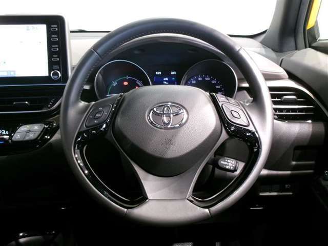 ステアリングスイッチ付き。前方から目を離すことなく操作することが可能です。