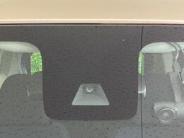 【インテリジェントエマージェンシーブレーキ】フロントカメラで前方の車両や歩行者を検知。衝突しそうな時は衝突被害軽減ブレーキが作動、衝突回避をサポート。より安全にドライブをお楽しみいただけます。