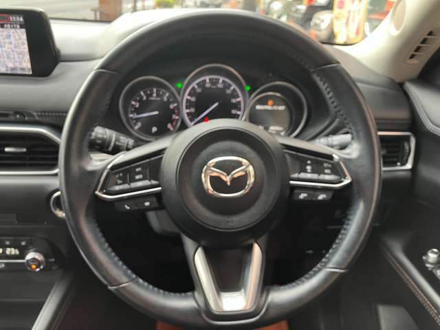 革巻ステアリング　グリップ力も上がりまた、見た目もお洒落で高級感を演出します！！意外に無い車が多いですが、個人的にはオススメの装備です！！