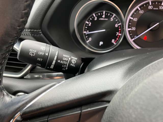 ★オートワイパー★雨を感知すると自動でワイパーが作動！雨の日の手間がひとつなくなりますね！