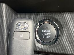 【キーフリーシステム】カバンやポケットに入れたままでもドアの施錠・解錠が可能なスマートキーを装備。エンジンのオン・オフ時もカギを取り出す必要が無いからとっても便利です♪