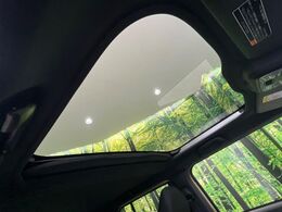 【ガラスルーフ】ガラスルーフ搭載で車内の解放感が一気にアップ！開放的なドライブをお楽しみいただけます。