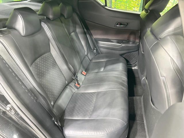 後部座席も気になるようなキズ・汚れやへたり等、大きなダメージはなく、良好な状態です。