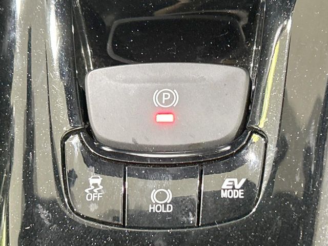 【電動パーキングブレーキ】パーキングブレーキは便利な電動式！ボタン一つで操作でき、アクセルを踏めば自動で解除されます♪レバーやペダルが無いので運転席廻りもすっきりしますね♪