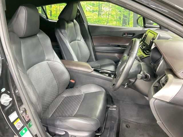 【黒革シート】上質な本革を使用し、高級感あふれる黒革シート。常に体に触れる部分だから、座り心地の良さにはこだわりたいですね♪汚れの付着や劣化を抑制する内装コーティング施工もおススメですよ♪