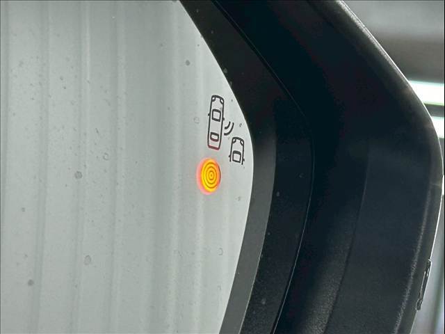 【ブラインドスポットモニター（BSM）】車線変更時に車両後方から来る車両を検知し安全をサポートする装置です。