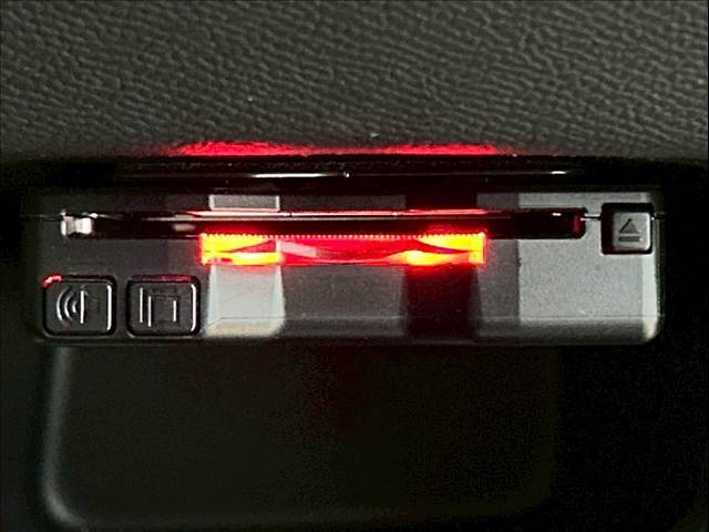 【ETC車載器】を装備しておりますので、ご納車直後からの遠距離ドライブも可能です。土日の利用料金の割引や、朝夕の通行料金を割引料金で高速道路をお楽しみいただけます。
