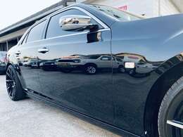 右側面になります。こちらのお車は当店入庫時に全面磨き、ガラスコーティング施工済みで非常に綺麗な鏡面ボディーとなっております。