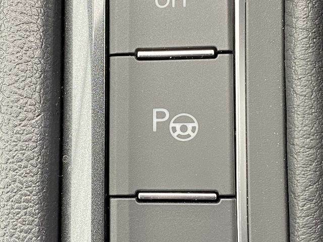 【パーキングアシスト】駐車に適切な位置を音で知らせる機能や、後進時のステアリングの自動操作機能などを備えている。 これにより、ドライバーは安全確認やアクセル操作・ブレーキ操作を集中して行うことができま